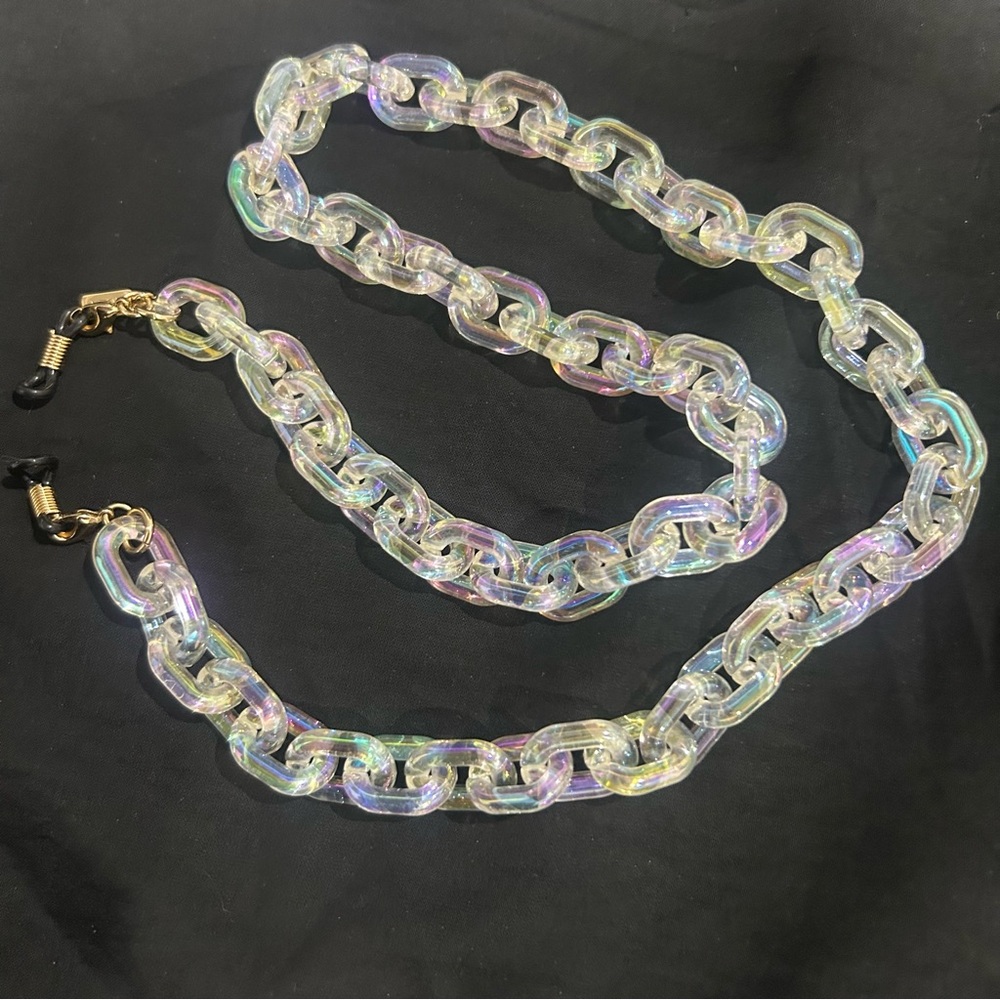 Quay Iridescent Sunglasses Chain